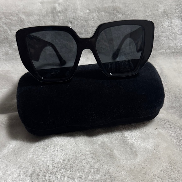 Gucci Black Sunglasses with Gold Logo - Picture 3 of 5